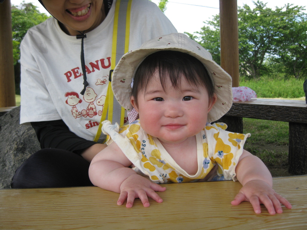 ベンチから顔を出している子ども