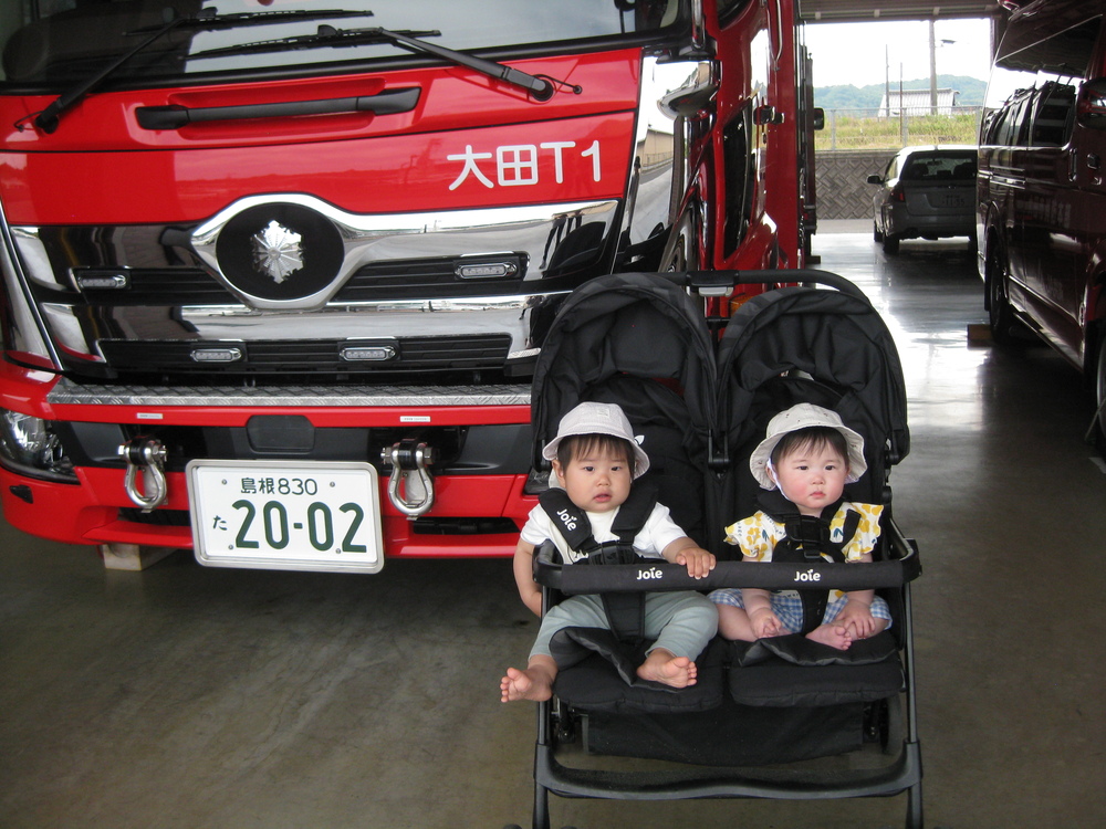 消防車を見る子ども