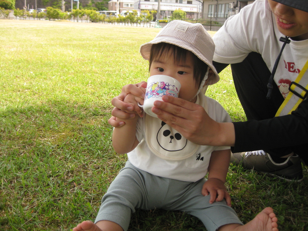 お茶を飲む子ども