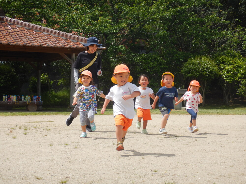 走る子どもたち