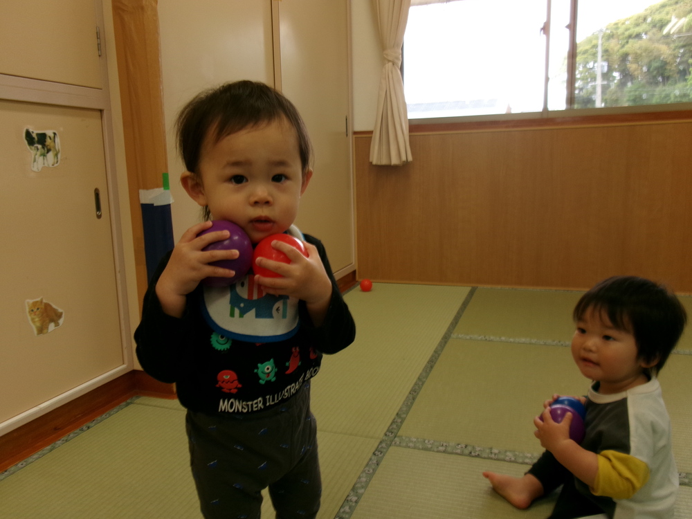 ボールで遊ぶ子どもたち