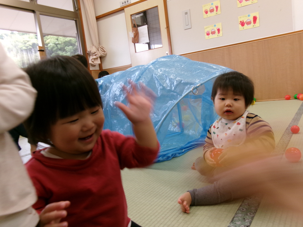 ボール遊びをしている