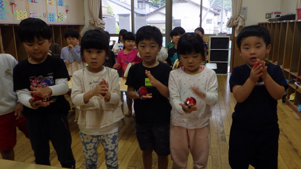 楽器を演奏している