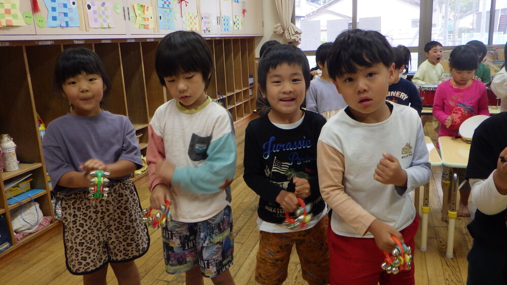 楽器で演奏をしている