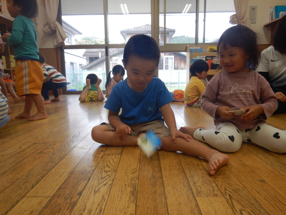パッチンカエルを作って遊ぶ子ども (1)