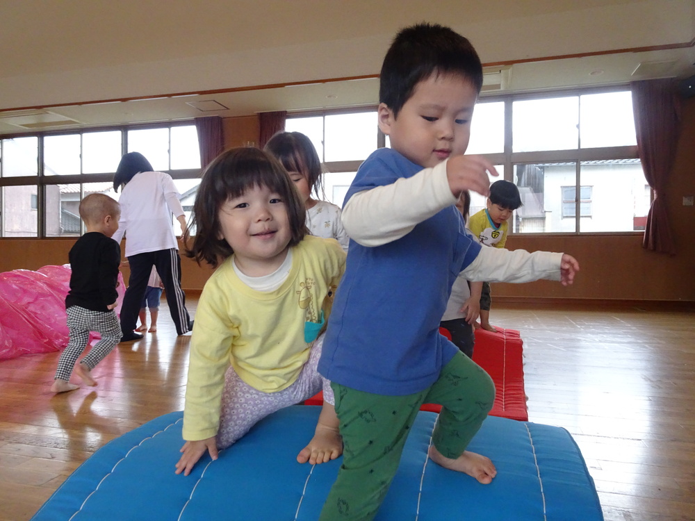 遊戯室で遊んでいる様子 (1)