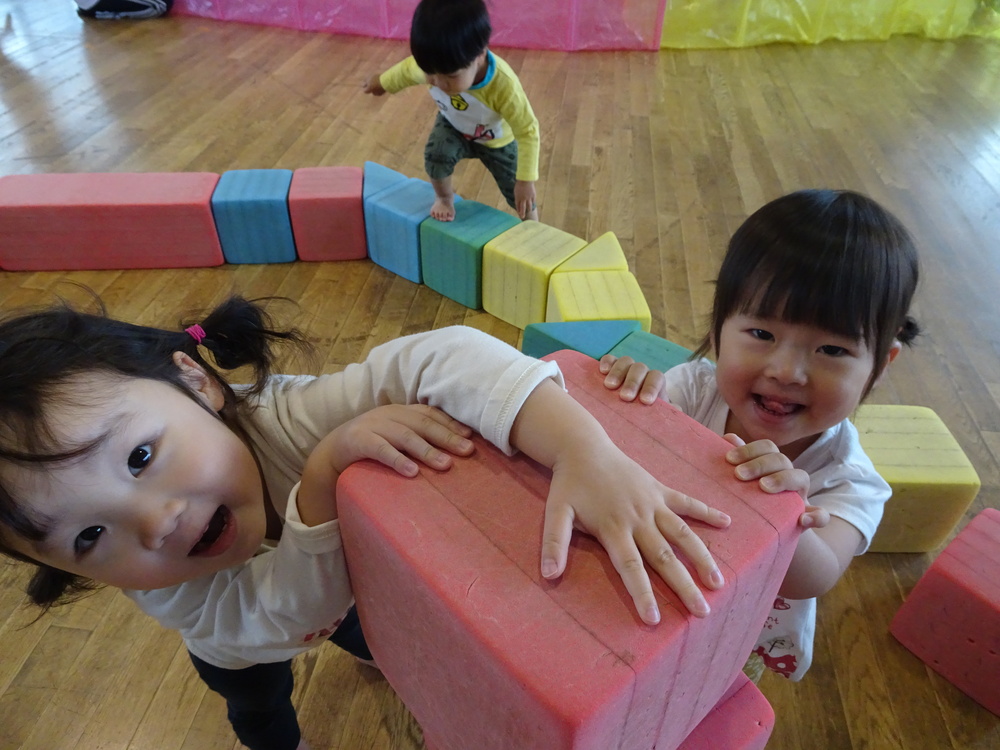 遊戯室で遊んでいる様子 (3)