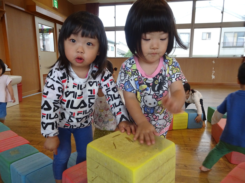 遊戯室で遊んでいる様子 (4)