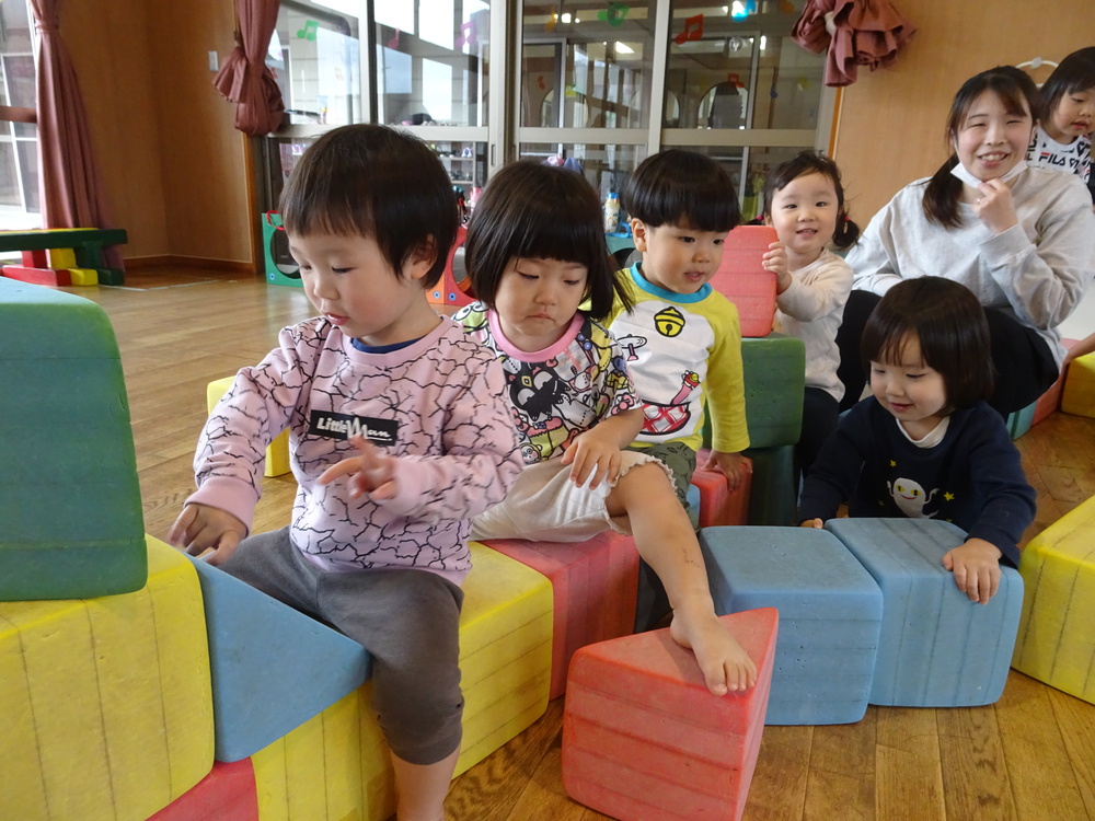 遊戯室で遊んでいる様子 (5)