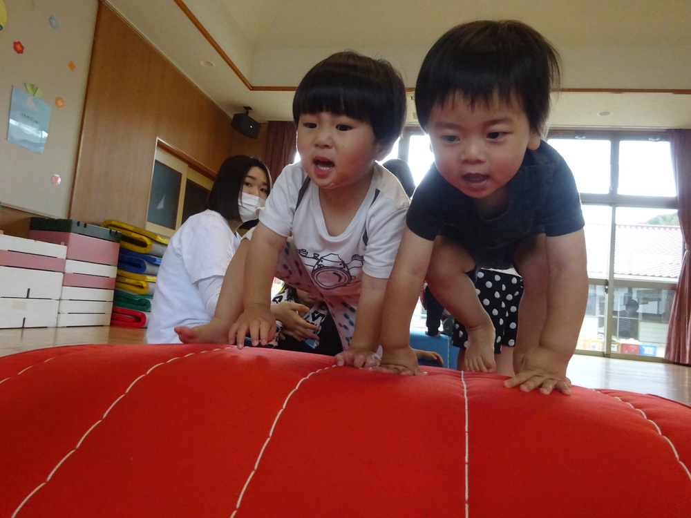 遊戯室で遊ぶ子ども