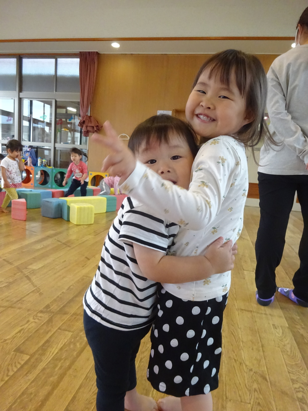 遊戯室で遊ぶ子ども