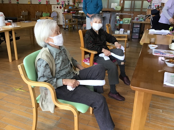 太もものストレッチ中です