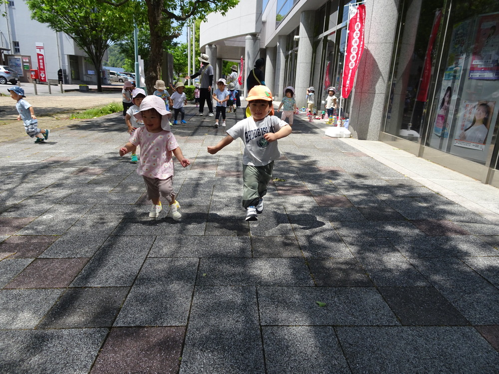 散歩先で遊ぶ子ども (7)
