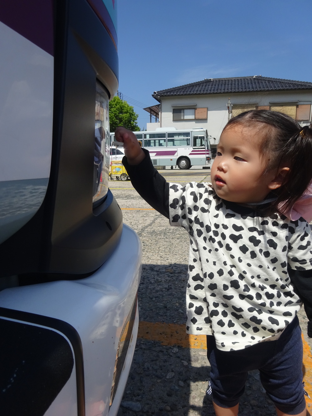 バスを見ている子ども３