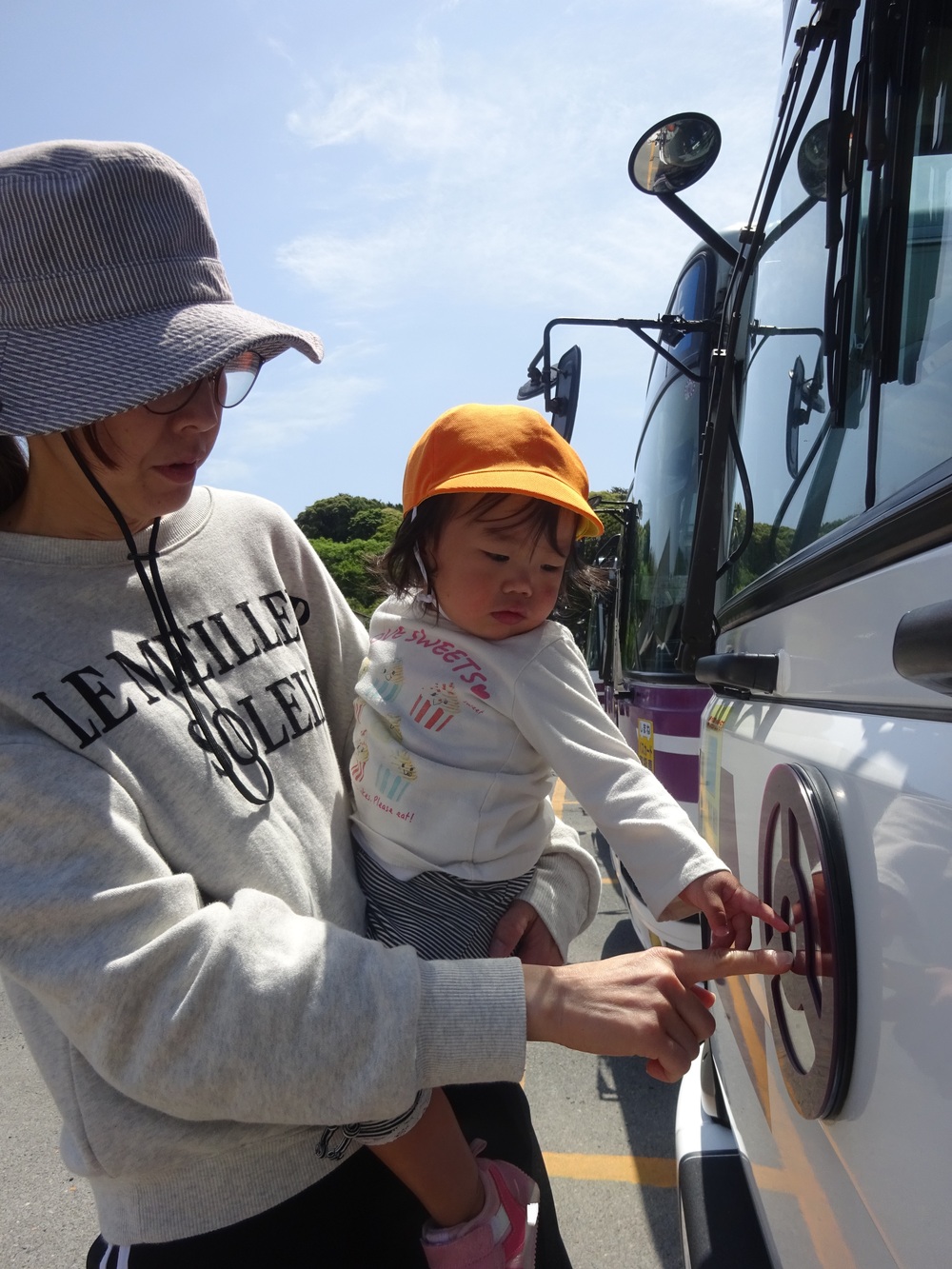 バスを見ている子ども２
