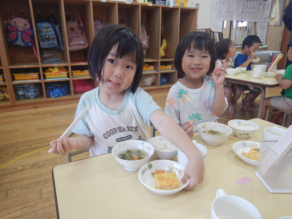 給食を食べている子どもたち (1)