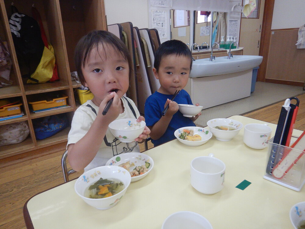 給食を食べている子どもたち (2)
