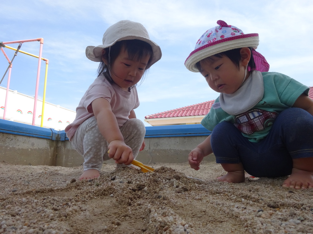 園庭で遊ぶ様子 (6)