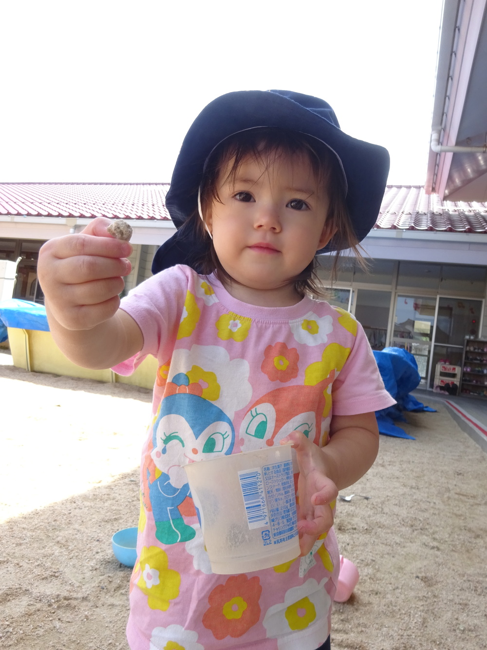 園庭で遊ぶ様子