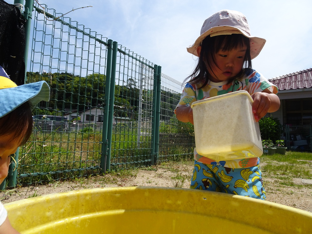 泥んこ遊びを楽しむ子ども (3)