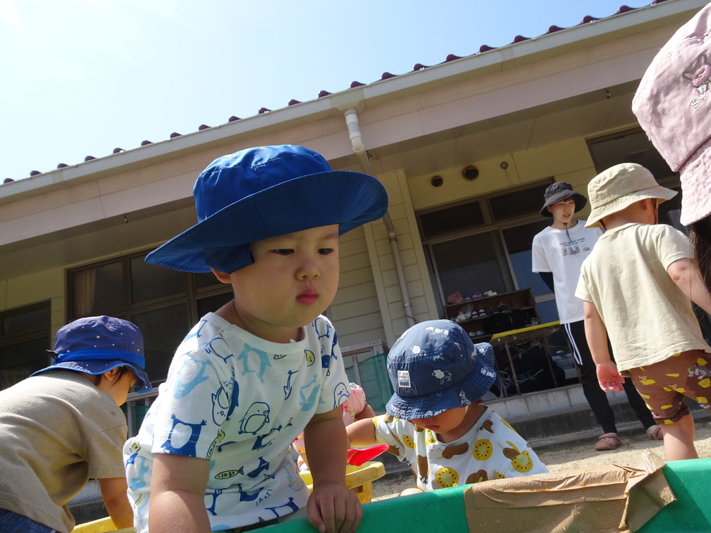 泥んこ遊びを楽しむ子ども (4)