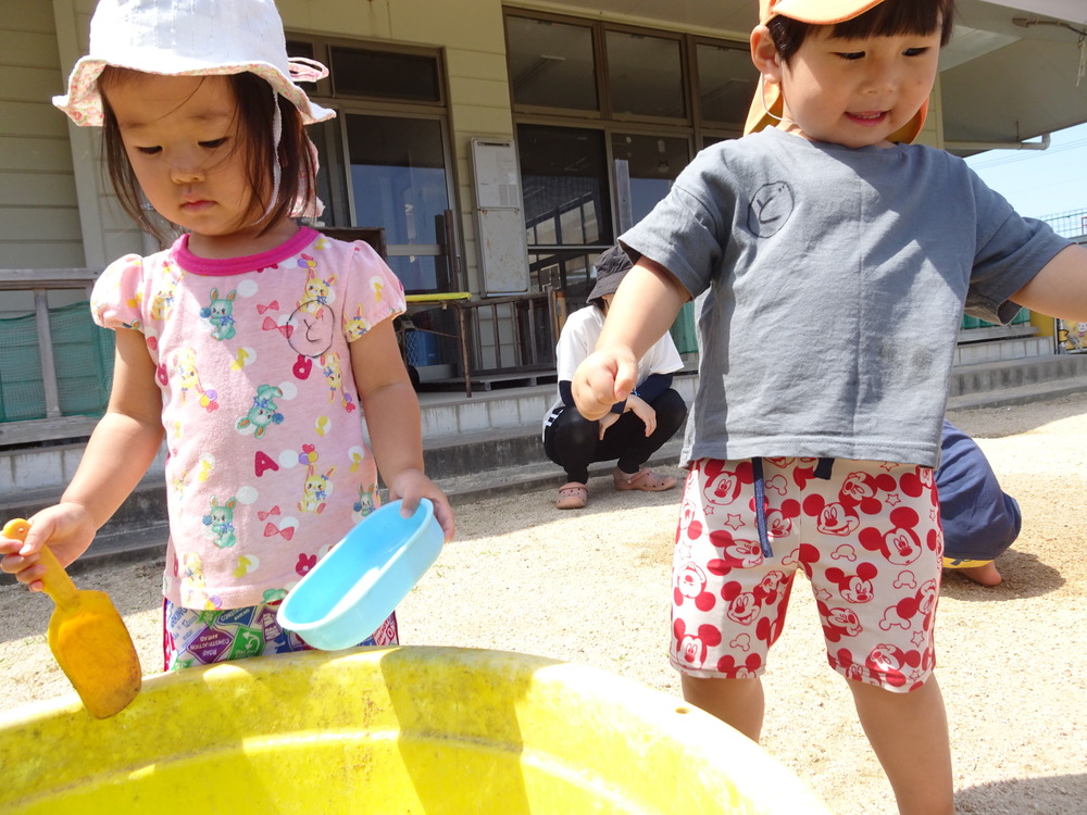 泥んこ遊びを楽しむ子ども (5)