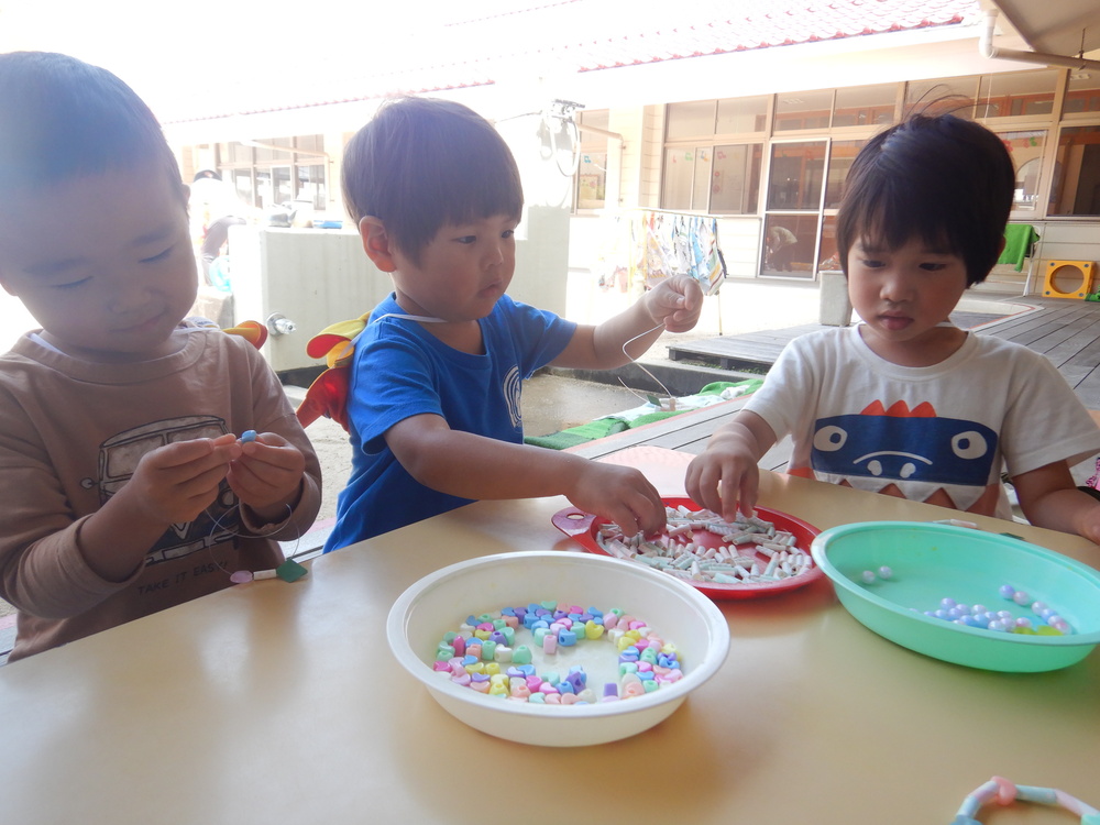 製作をしている子どもたち