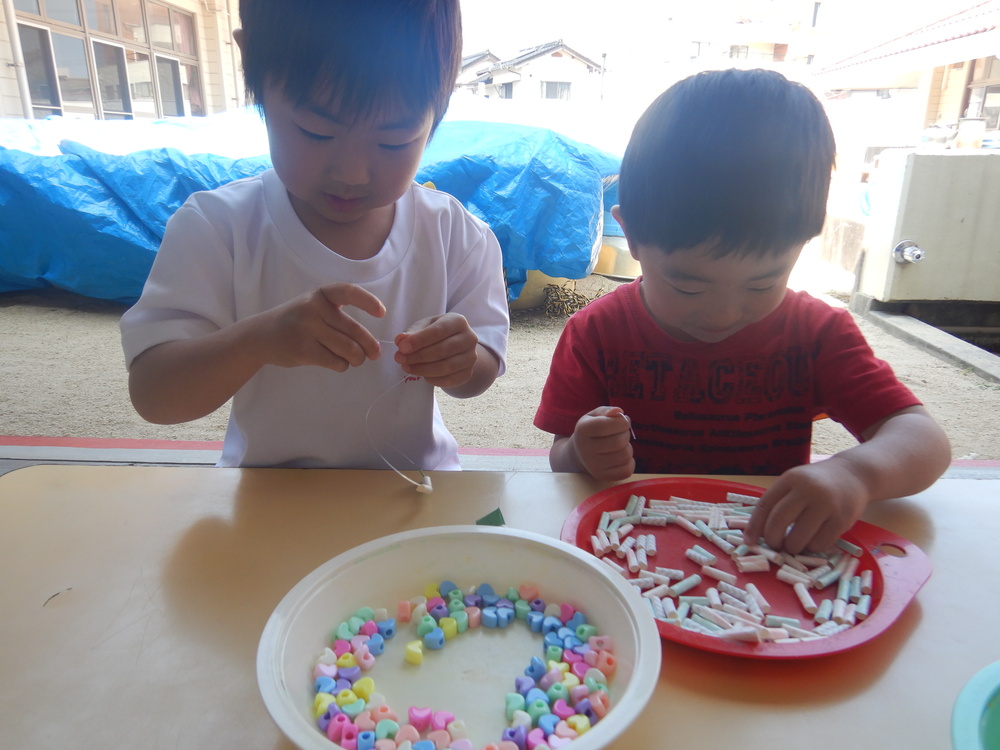 製作をしている子どもたち