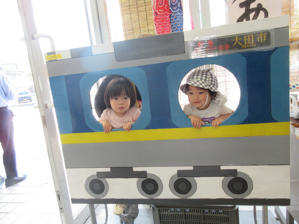 汽車から顔を出している子ども（３）