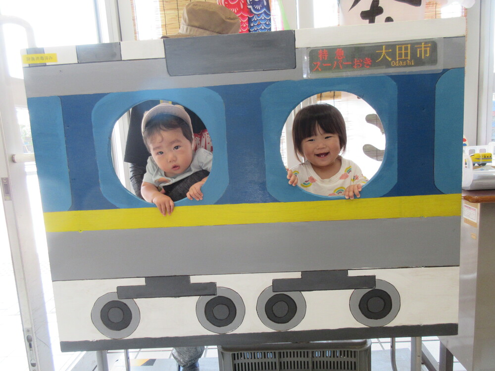 汽車から顔を出している子ども（２）