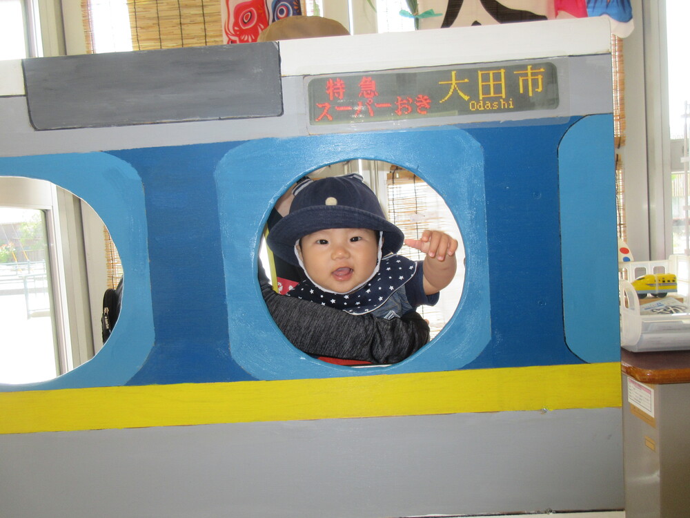 汽車から顔を出している子ども（１）