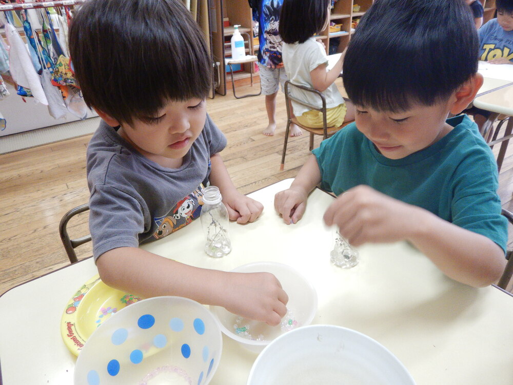 プレゼント作りをしている様子 (2)