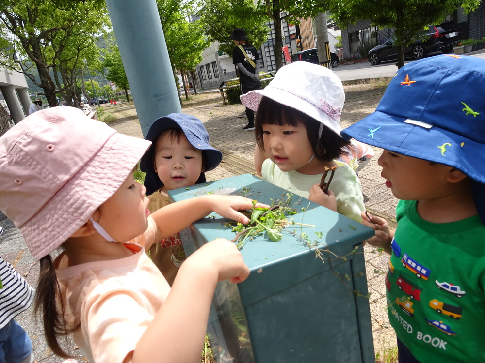 あすてらす前で遊ぶ子ども (2)