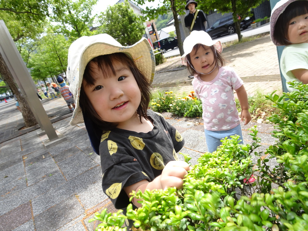 あすてらす前で遊ぶ子ども (3)