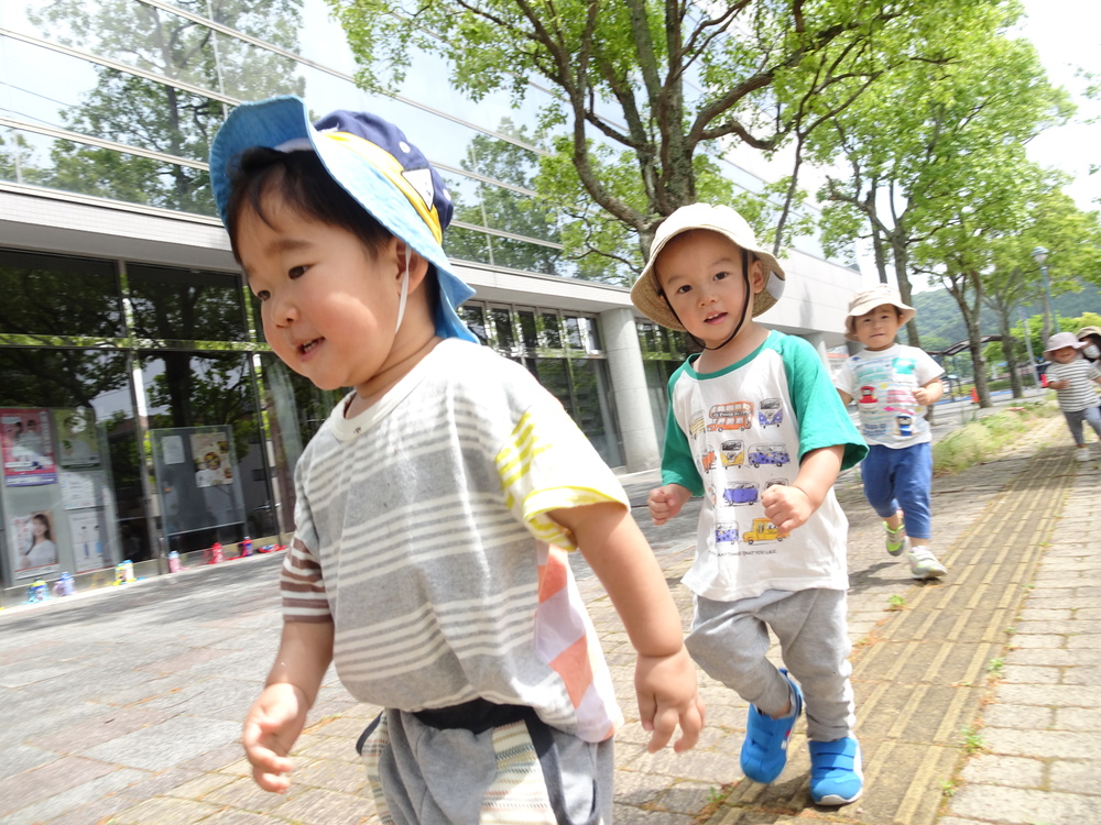 あすてらす前で遊ぶ子ども (4)