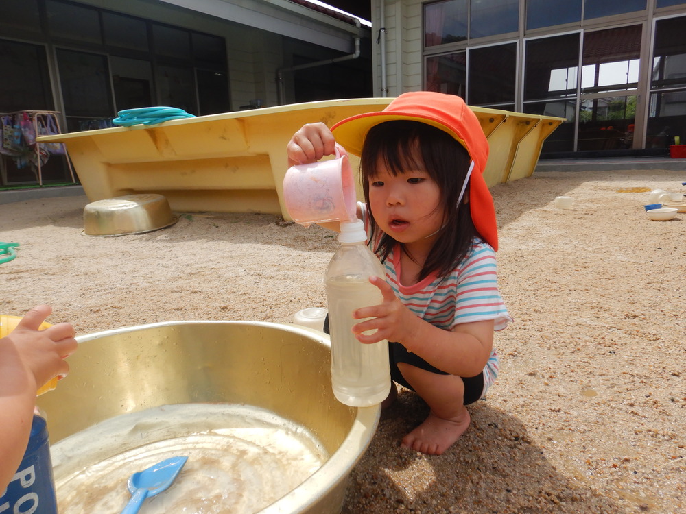 泥んこ遊びをしている様子 (4)
