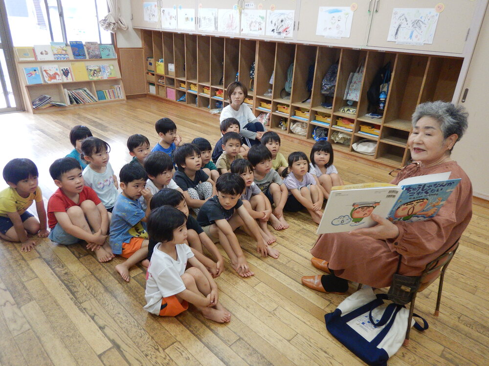 絵本の読み聞かせの様子