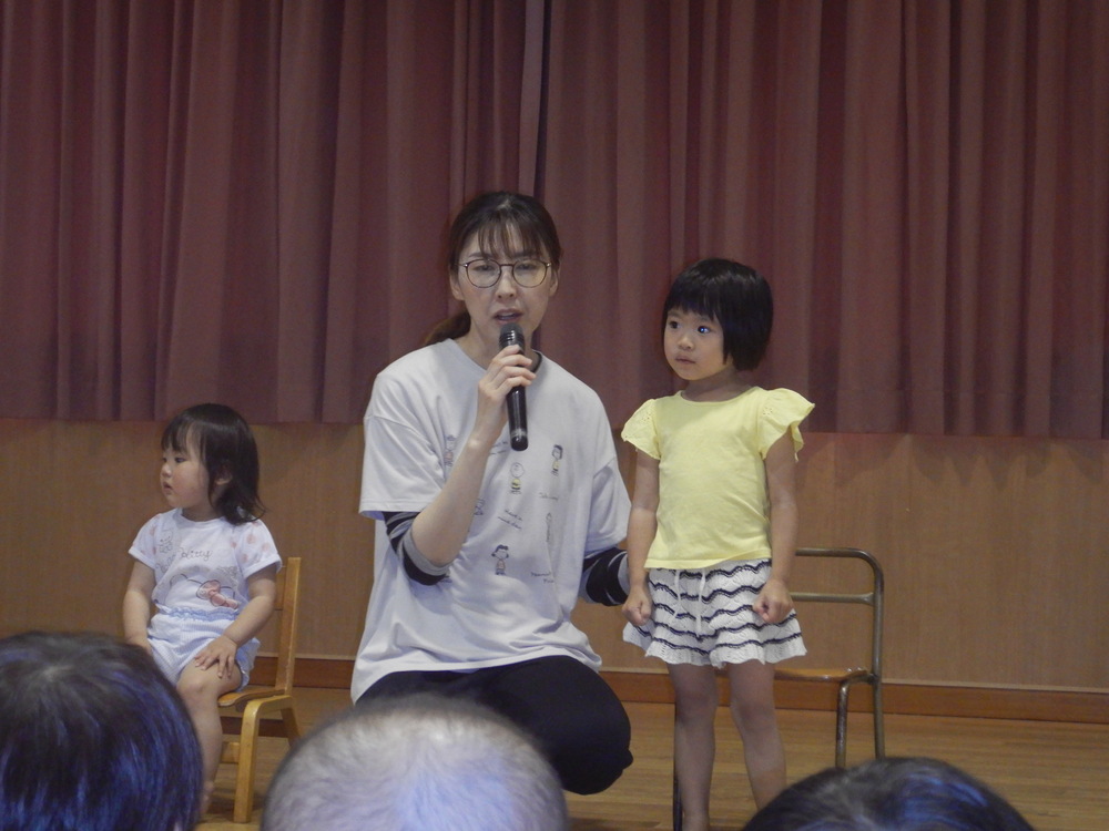インタビューに答えている女の子