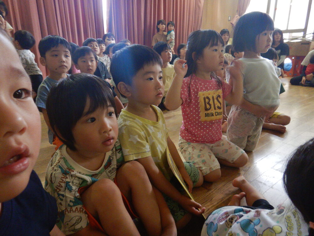 話を聞く子どもたち