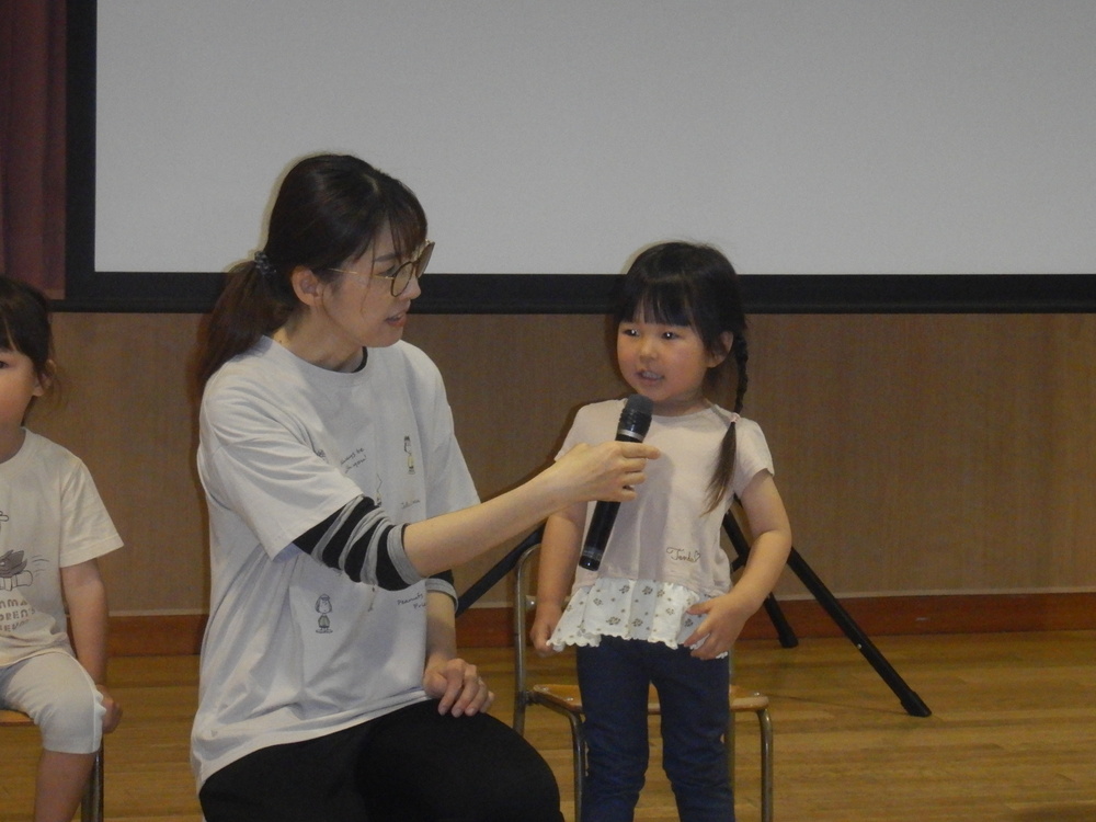 インタビューに答えている女の子