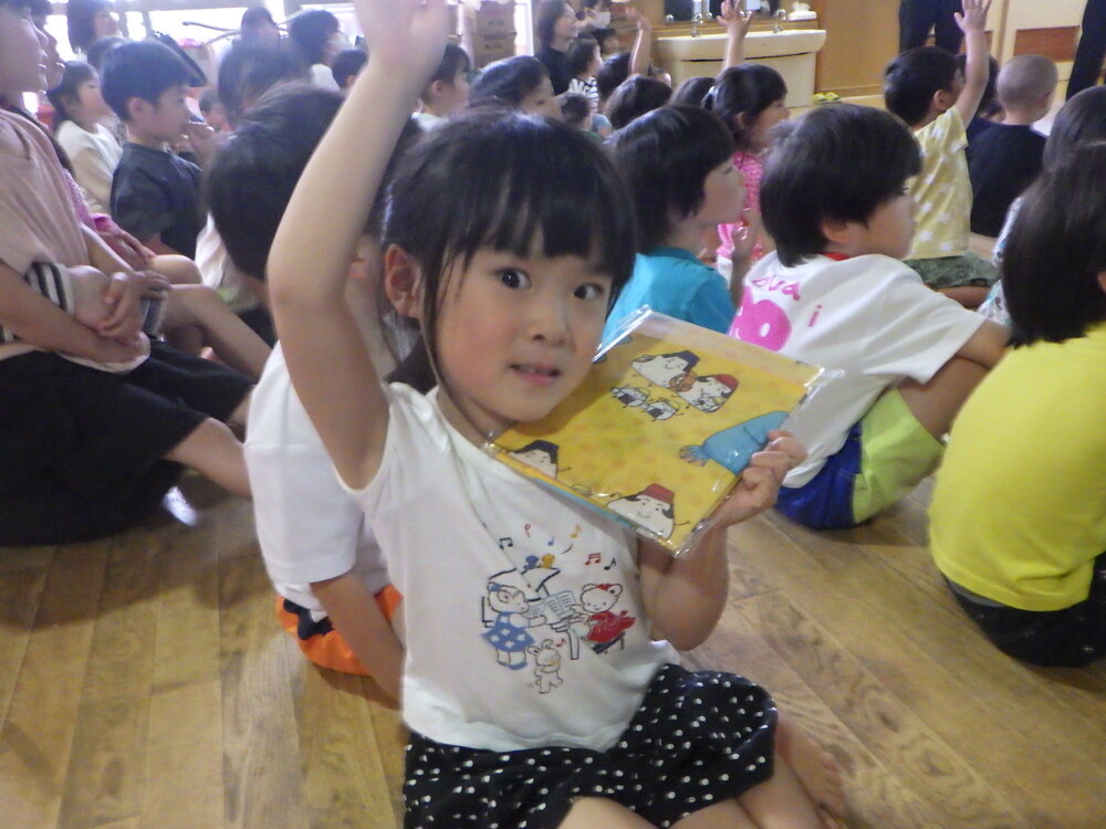 プレゼントをもらって喜ぶ子どもたち