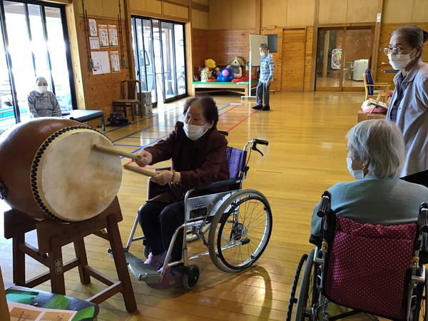 運動の終わりに太鼓を叩かれています