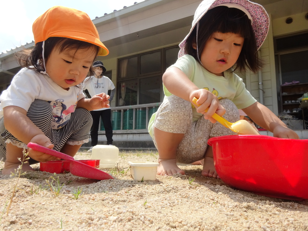園庭で遊ぶ様子 (2)