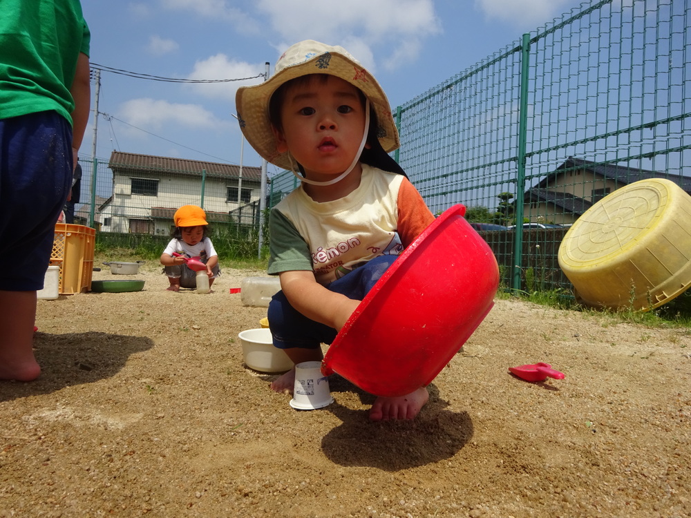 園庭で遊ぶ様子 (3)