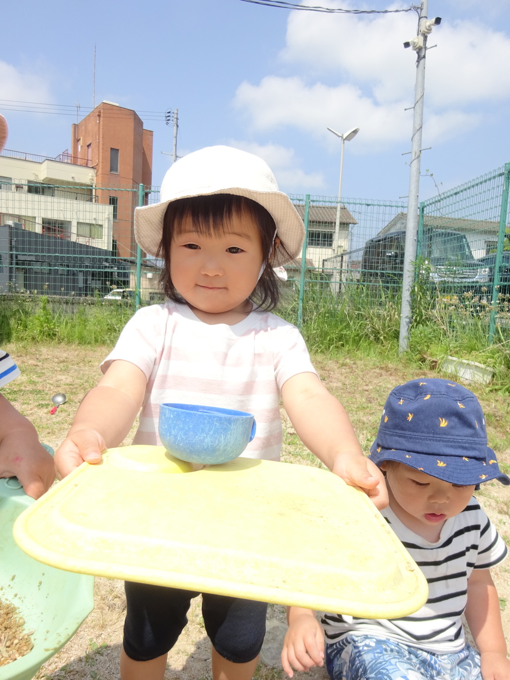 園庭で遊ぶ様子 (6)
