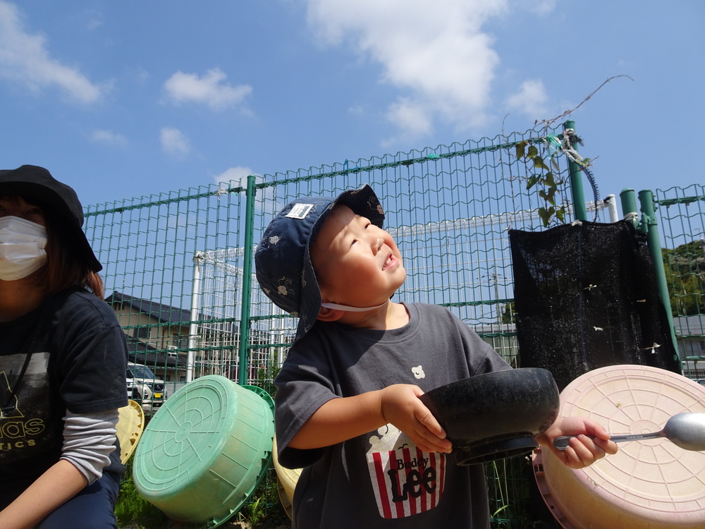 園庭で遊ぶ子ども