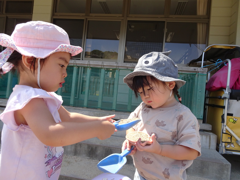 園庭で遊ぶ子ども (2)