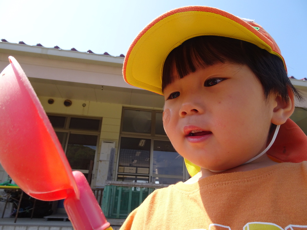 園庭で遊ぶ子ども (3)