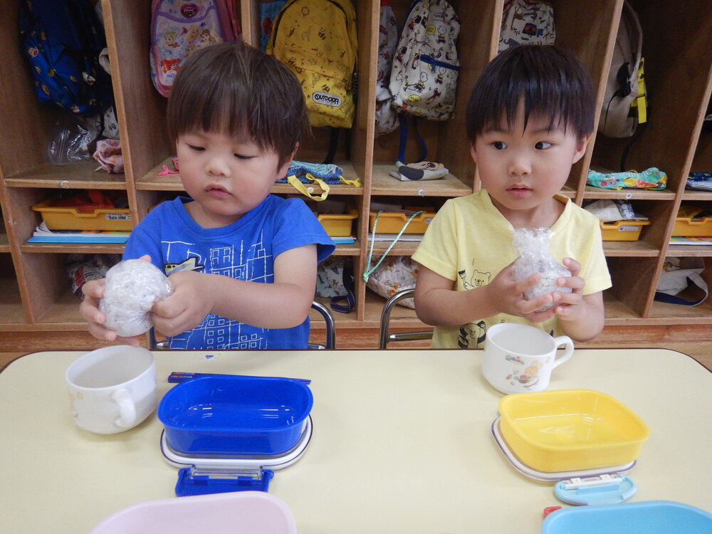おにぎりを作っている様子 (1)