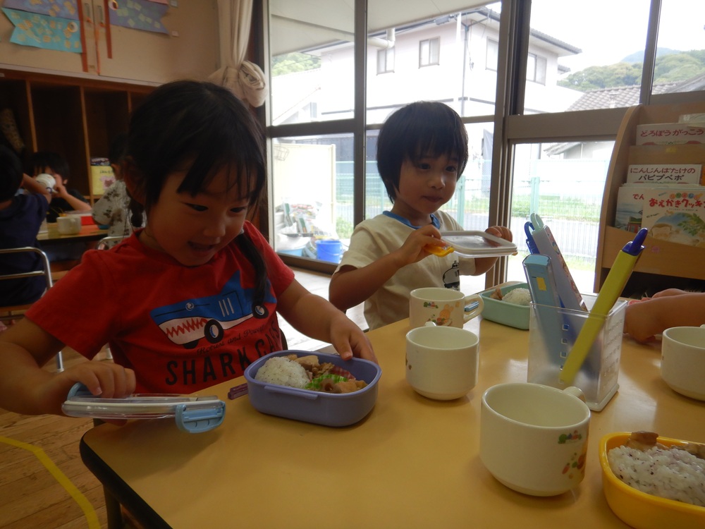 おべんとうを食べている様子 (1)